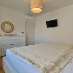 Luxury Bella Lela * Τρογκίρ